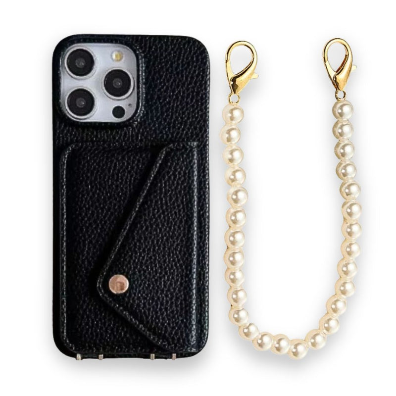 Phone Umhängehülle Pearl in Schwarz aus veganem Leder mit Kartenfach und abnehmbarer Perlenkette mit goldenen Karabinern – elegante Kombination aus Funktionalität und Stil.