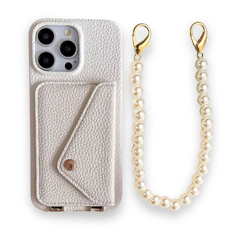 Phone Umhängehülle Pearl in Weiß aus veganem Leder mit Kartenfach und abnehmbarer Perlenkette mit goldenen Karabinern – elegante Kombination aus Funktionalität und Stil.