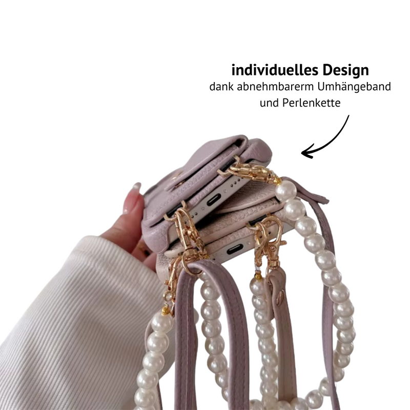 Nahaufnahme von drei iPhone Umhängehüllen Pearl in verschiedenen Farben aus veganem Leder mit abnehmbarer Perlenkette und Umhängeband – Fokus auf das individuelle Design und die goldenen Karabinerhaken.