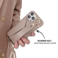 iPhone Umhängehülle in Beige mit Kartenfach, praktischer Handschlaufe für sicheren Halt & Umhängeband – veganes Leder mit goldenen Details